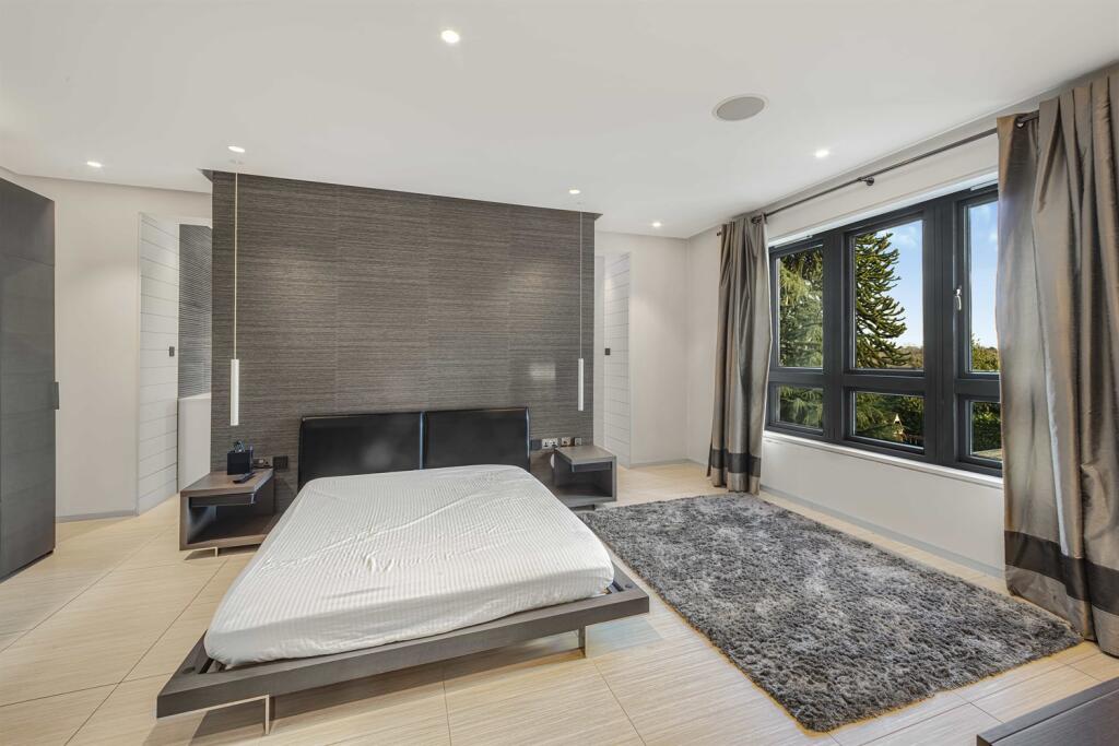 6 bedroom detached house for sale in Bowdon, Altrincham, WA14